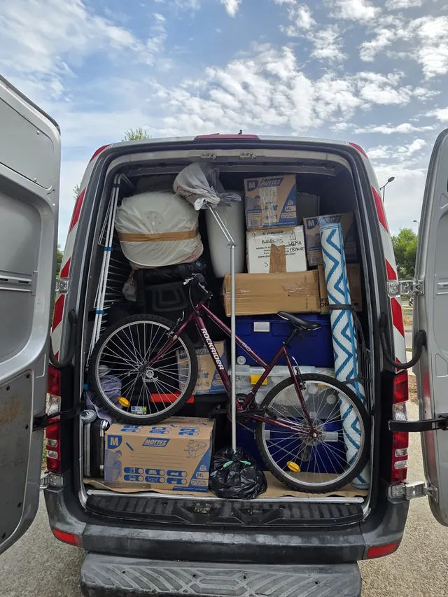 Chargement complet : cartons, vélo, tapis et objets fragiles